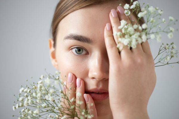 portrait-beautiful-woman-with-clear-skin-posing-with-baby-s-breath-flowers